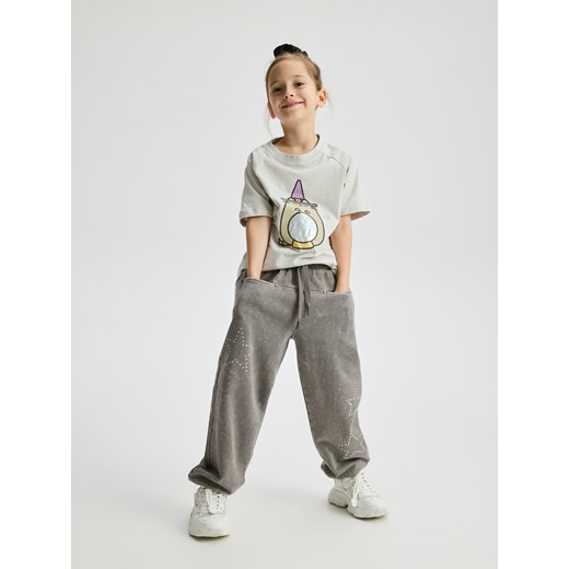 Reserved - Spodnie dresowe z aplikacją - ciemnoszary ze sklepu Reserved w kategorii Spodnie dziewczęce - zdjęcie 186209370