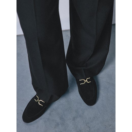 Mohito - Skórzane loafersy - czarny ze sklepu Mohito w kategorii Półbuty damskie - zdjęcie 186213140