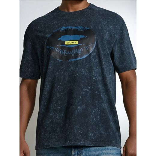 Sinsay - Koszulka comfort fit z nadrukiem i efektem sprania - czarny ze sklepu Sinsay w kategorii T-shirty męskie - zdjęcie 186215152