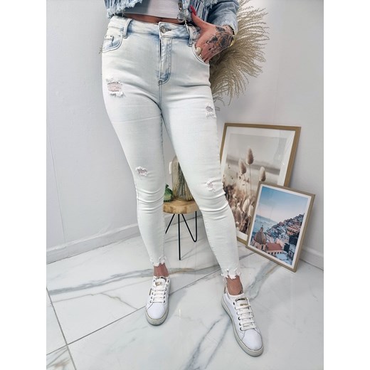 spodnie jeansowe rurki skinny hariet z przetarciami - jasny jeans ze sklepu STYLOWO w kategorii Jeansy damskie - zdjęcie 186219404