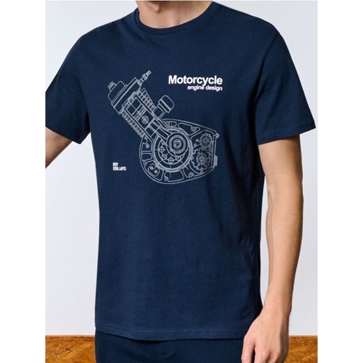 Sinsay - Koszulka z nadrukiem - granatowy - id: 589EY-59X - marki Sinsay - 186221493 Sinsay - Koszulka z nadrukiem - granatowy ze sklepu Sinsay w kategorii T-shirty męskie - zdjęcie 186221493