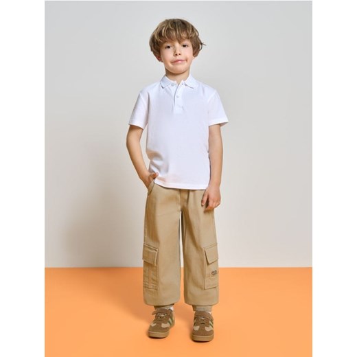 Sinsay - Jeansy jogger z kieszeniami cargo - beżowy - id: 919EM-80X - marki Sinsay - 186232724 Sinsay - Jeansy jogger z kieszeniami cargo - beżowy ze sklepu Sinsay w kategorii Spodnie chłopięce - zdjęcie 186232724