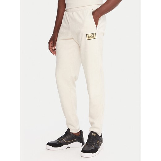 EA7 Emporio Armani Spodnie dresowe 7M000676 AF16718 U1086 Beżowy Regular Fit ze sklepu MODIVO w kategorii Spodnie męskie - zdjęcie 186245562