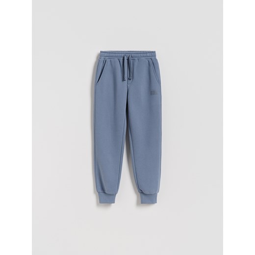 Reserved - Joggery z bawełną - granatowy - id: 147FI-95X - marki Reserved - 186256700 Reserved - Joggery z bawełną - granatowy ze sklepu Reserved w kategorii Spodnie chłopięce - zdjęcie 186256700