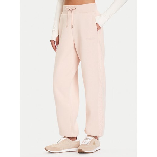 Guess Spodnie dresowe V5BB10 KB681 Różowy Regular Fit ze sklepu MODIVO w kategorii Spodnie damskie - zdjęcie 186258772