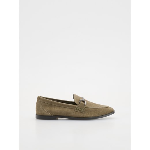 Reserved - Zamszowe loafersy z klamrą - zielony ze sklepu Reserved w kategorii Półbuty damskie - zdjęcie 186259381