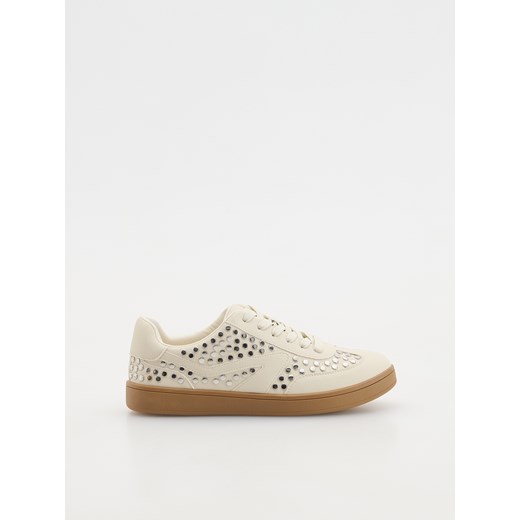 Reserved - Sneakersy z ozdobnymi ćwiekami - beżowy ze sklepu Reserved w kategorii Buty sportowe damskie - zdjęcie 186259531