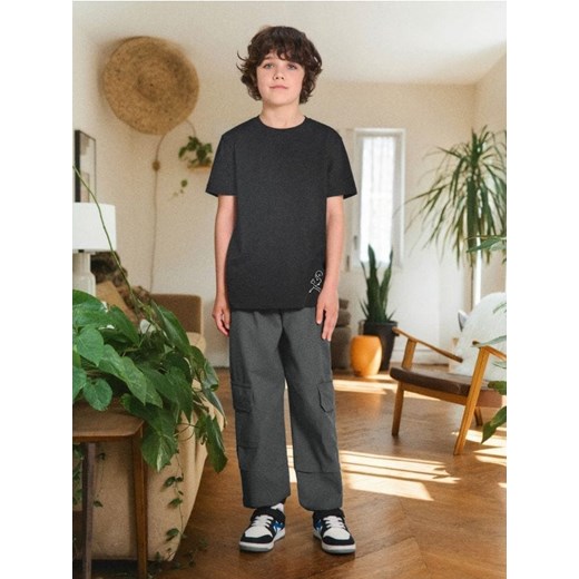 Sinsay - Luźne spodnie jogger z kieszeniami cargo - szary - id: 711EN-90X - marki Sinsay - 186262001 Sinsay - Luźne spodnie jogger z kieszeniami cargo - szary ze sklepu Sinsay w kategorii Spodnie chłopięce - zdjęcie 186262001