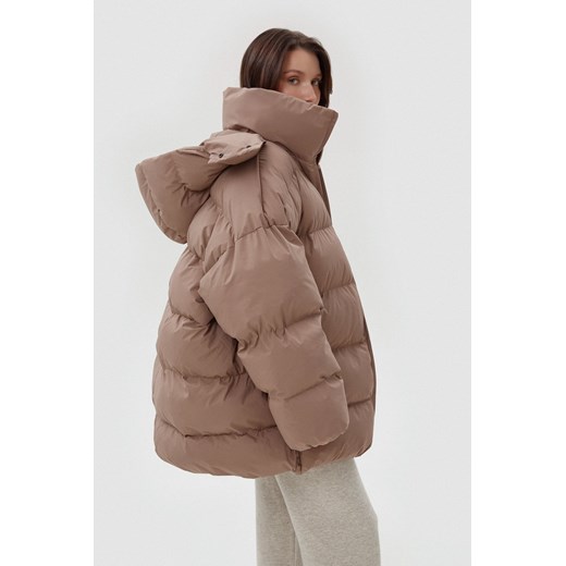 Estro: Jasnobrązowa pikowana kurtka damska oversize typu puffer z wysokim Estro XS Estro