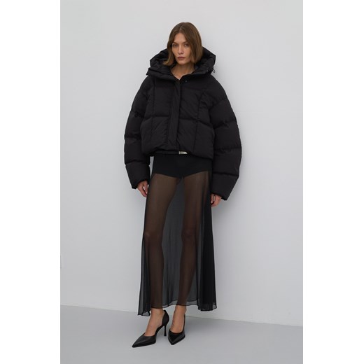 Estro: Krótka czarna kurtka damska typu puffer z wysokim kołnierzem na zimę Estro M Estro