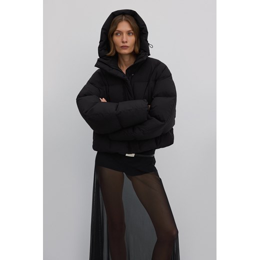 Estro: Krótka czarna kurtka damska typu puffer z wysokim kołnierzem na zimę Estro M Estro