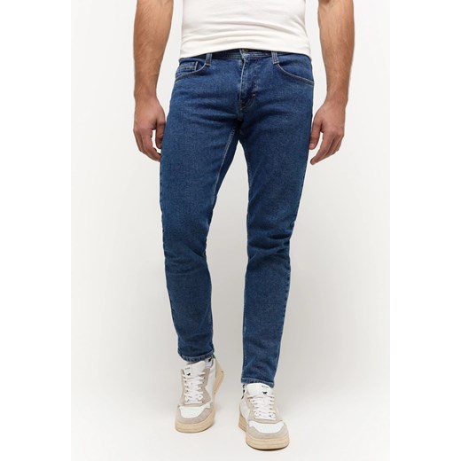 Męskie Spodnie Jeansowe Mustang Style Oregon Slim Denim Blue 1014863 5000 700 ze sklepu YouNeedit.pl w kategorii Jeansy męskie - zdjęcie 186266290