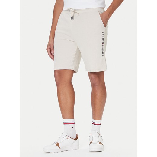Tommy Hilfiger Szorty sportowe UM0UM03452 Écru Relaxed Fit ze sklepu MODIVO w kategorii Spodenki męskie - zdjęcie 186267553