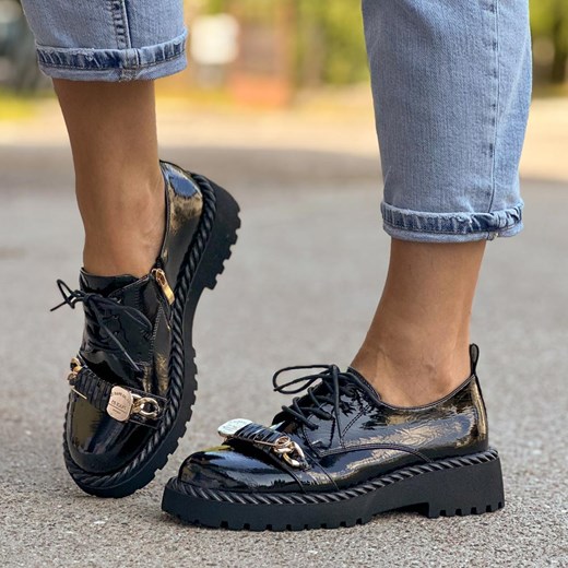 Czarne sznurowane półbuty damskie na platformie z agrafką DiA 870-81 ze sklepu suzana.pl w kategorii Półbuty damskie - zdjęcie 186273821