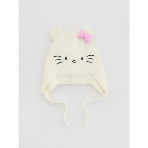 Reserved - Wiązana czapka Hello Kitty - złamana biel - id: 867GT-01X - marki Reserved - 186276072 Reserved - Wiązana czapka Hello Kitty - złamana biel ze sklepu Reserved w kategorii Czapki dziecięce - zdjęcie 186276072