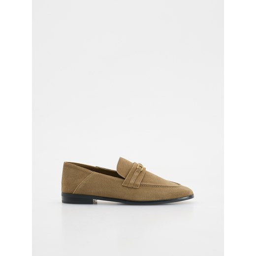 Reserved - Zamszowe loafersy - oliwkowy ze sklepu Reserved w kategorii Mokasyny damskie - zdjęcie 186278360