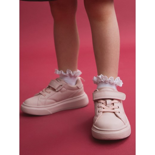 Reserved - Sneakersy z imitacji skóry - pastelowy róż ze sklepu Reserved w kategorii Trampki dziecięce - zdjęcie 186286282