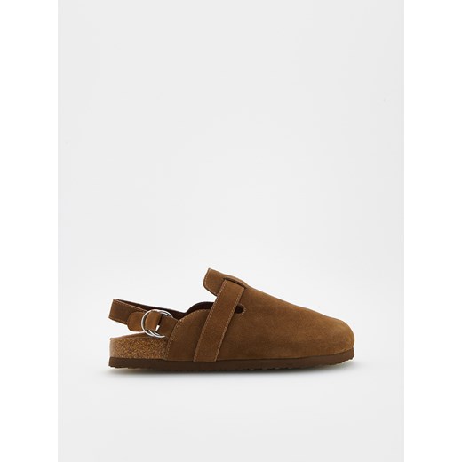 Reserved - Zamszowe mule z paskiem - warm olive ze sklepu Reserved w kategorii Klapki damskie - zdjęcie 186286383