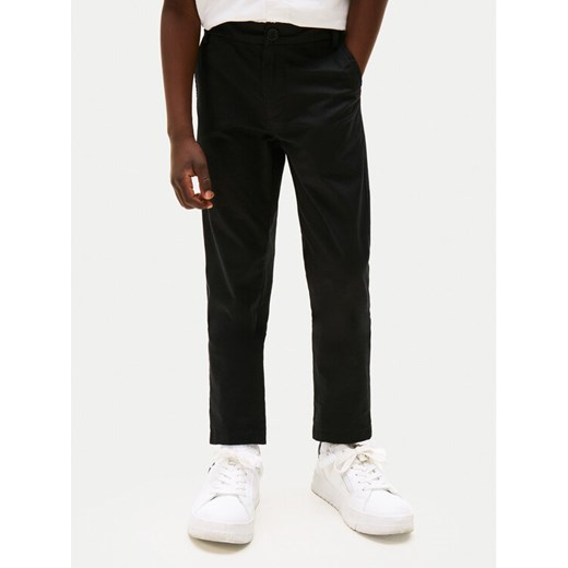 Tommy Hilfiger Chinosy 1985 KB0KB09638 S Czarny Slim Fit ze sklepu MODIVO w kategorii Spodnie chłopięce - zdjęcie 186290932