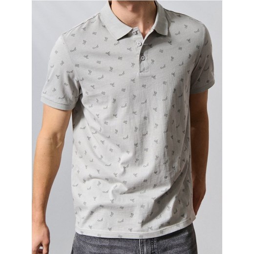 Sinsay - Koszulka polo ze wzorem - szary - id: 610EY-09X - marki Sinsay - 186304114 Sinsay - Koszulka polo ze wzorem - szary ze sklepu Sinsay w kategorii T-shirty męskie - zdjęcie 186304114