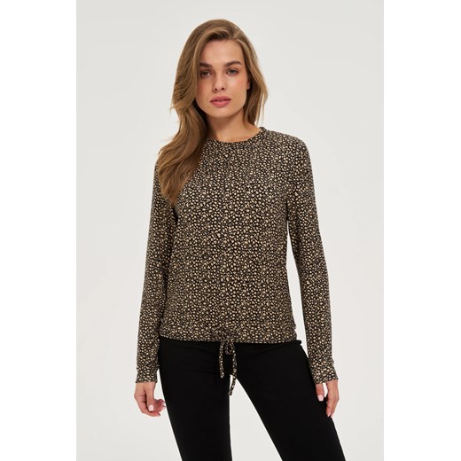 Sweter w drobny wzór beżowy ze sklepu Moodo.pl w kategorii Swetry damskie - zdjęcie 186321034