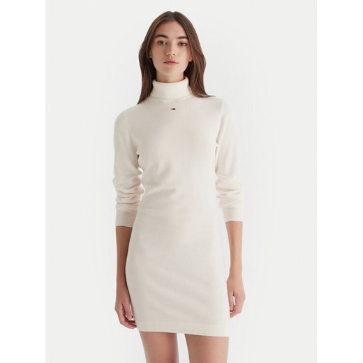 Tommy Jeans Sukienka dzianinowa Ess DW0DW21958 Écru Slim Fit ze sklepu MODIVO w kategorii Sukienki - zdjęcie 186323302