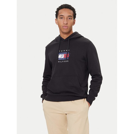 Tommy Hilfiger Bluza Linear Flag MW0MW41332 Czarny Regular Fit ze sklepu MODIVO w kategorii Bluzy męskie - zdjęcie 186323510