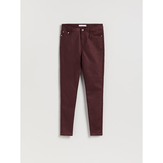 Reserved - Woskowane spodnie slim - mahoniowy - id: 326GF-93X - marki Reserved - 186330502 Reserved - Woskowane spodnie slim - mahoniowy ze sklepu Reserved w kategorii Spodnie damskie - zdjęcie 186330502
