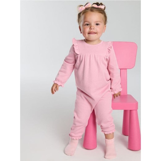 Sinsay - Bawełniany pajacyk z falbankami - różowy ze sklepu Sinsay w kategorii Odzież dla niemowląt - zdjęcie 186331473