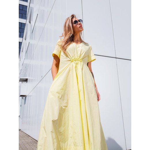 Żółta letnia sukienka maxi z marszczeniem w talii EyeForFashion ze sklepu Eye For Fashion w kategorii Sukienki - zdjęcie 186337001