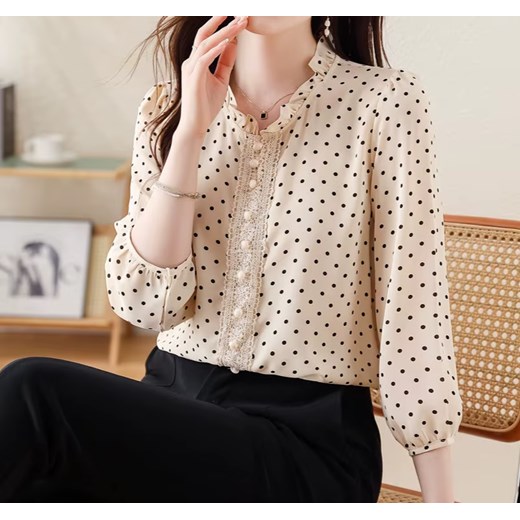 Damska koszula w grochy z ozdobnym dekoltem - Kremowy M ze sklepu Intimica.pl w kategorii Koszule damskie - zdjęcie 186353961