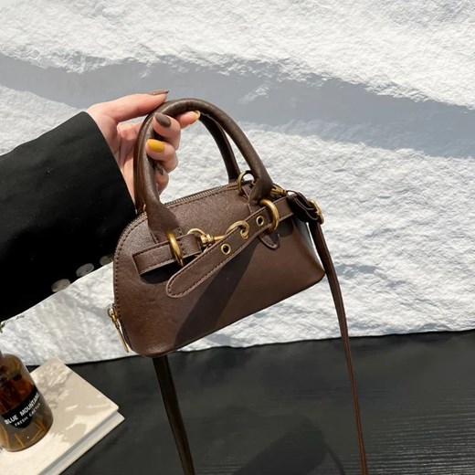 Mała skórzana torebka z ozdobnym paskiem - Brązowy ze sklepu Intimica.pl w kategorii Kuferki - zdjęcie 186362874