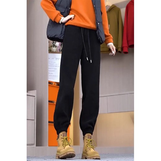 Ocieplane dresy damskie z futerkiem - Czarny M ze sklepu Intimica.pl w kategorii Spodnie damskie - zdjęcie 186363724