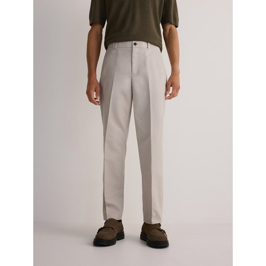 Reserved - Spodnie chino regular fit - beżowy ze sklepu Reserved w kategorii Spodnie męskie - zdjęcie 186388120