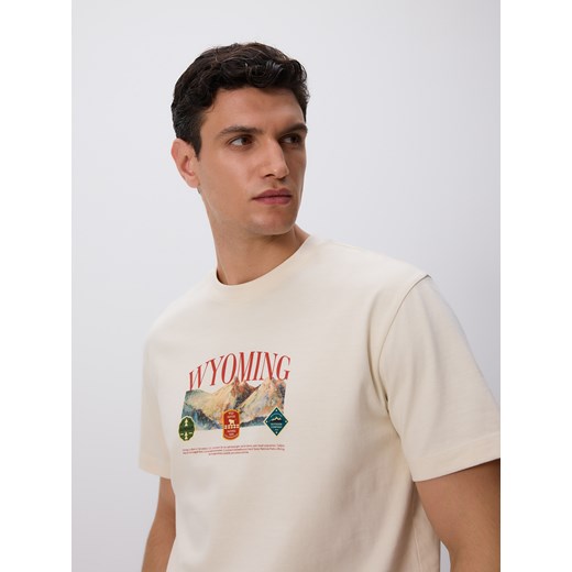 Reserved - T-shirt boxy z nadrukiem - beżowy - id: 495EX-08X - marki Reserved - 186388132 Reserved - T-shirt boxy z nadrukiem - beżowy ze sklepu Reserved w kategorii T-shirty męskie - zdjęcie 186388132