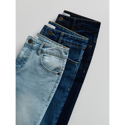 Reserved - Elastyczne jeansy regular - niebieski - id: 479CJ-50J - marki Reserved - 186400740 Reserved - Elastyczne jeansy regular - niebieski ze sklepu Reserved w kategorii Spodnie chłopięce - zdjęcie 186400740