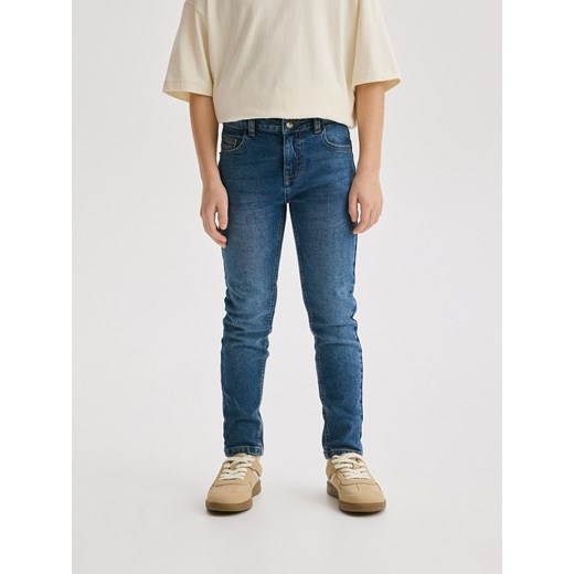 Reserved - Jeansy regular - niebieski - id: 507CJ-55J - marki Reserved - 186400814 Reserved - Jeansy regular - niebieski ze sklepu Reserved w kategorii Spodnie chłopięce - zdjęcie 186400814