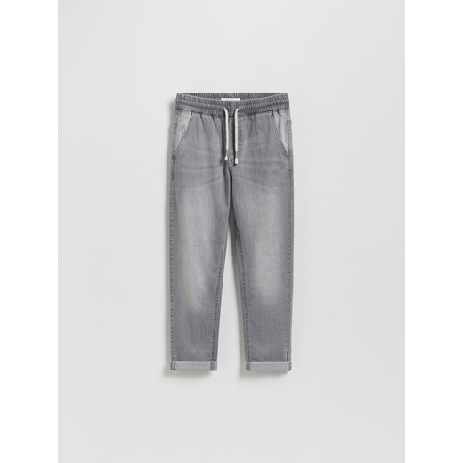 Reserved - Elastyczne jeansy carrot - jasnoszary ze sklepu Reserved w kategorii Spodnie chłopięce - zdjęcie 186400914
