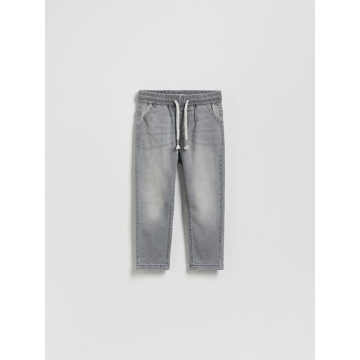 Reserved - Elastyczne jeansy carrot - jasnoszary ze sklepu Reserved w kategorii Spodnie chłopięce - zdjęcie 186400951