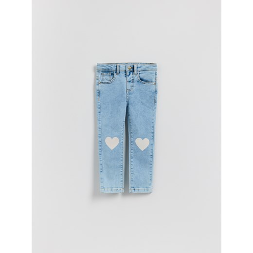 Reserved - Jeansy slim fit z nadrukiem - niebieski ze sklepu Reserved w kategorii Spodnie dziewczęce - zdjęcie 186401742