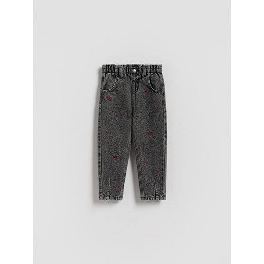 Reserved - Jeansy baggy z haftem - szary ze sklepu Reserved w kategorii Spodnie dziewczęce - zdjęcie 186401754