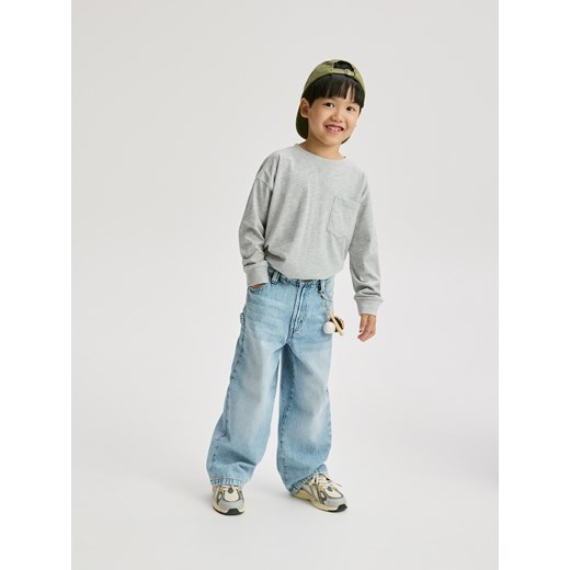 Reserved - Jeansy baggy z brelokiem - niebieski ze sklepu Reserved w kategorii Spodnie chłopięce - zdjęcie 186404900