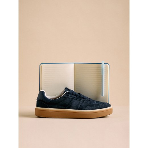 Reserved - Zamszowe sneakersy - granatowy ze sklepu Reserved w kategorii Buty sportowe męskie - zdjęcie 186405932
