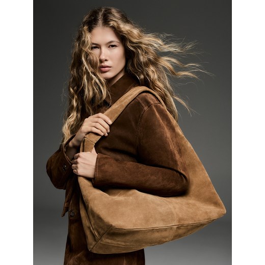 Reserved - Zamszowa torebka hobo - beżowy ze sklepu Reserved w kategorii Torebki hobo - zdjęcie 186406651