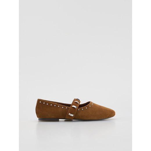 Reserved - Zamszowe baleriny z ćwiekami - beżowy ze sklepu Reserved w kategorii Balerinki - zdjęcie 186409201