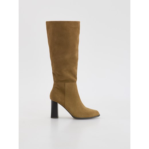 Reserved - Zamszowe kozaki - beżowy ze sklepu Reserved w kategorii Kozaki damskie - zdjęcie 186409244