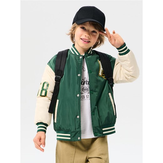Sinsay - Kurtka bomberka z nadrukiem na plecach - zielony ze sklepu Sinsay w kategorii Kurtki chłopięce - zdjęcie 186413702