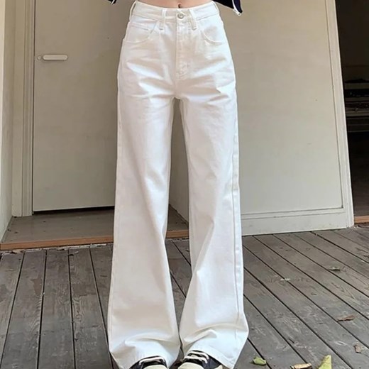 Białe szerokie jeansy damskie - Biały ze sklepu Intimica.pl w kategorii Jeansy damskie - zdjęcie 186414431