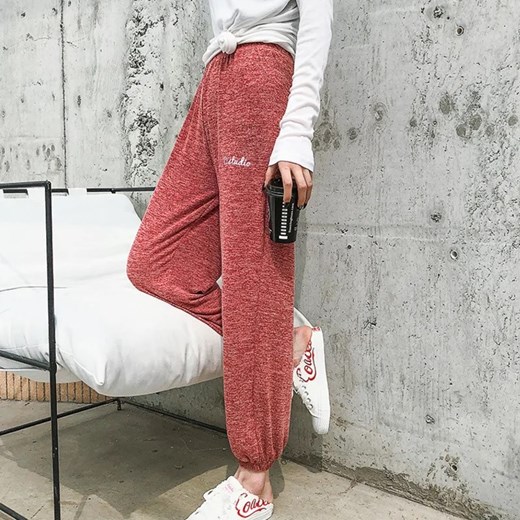 Luźne materiałowe spodnie - Czerwony Uniwersalny ze sklepu Intimica.pl w kategorii Spodnie damskie - zdjęcie 186420731