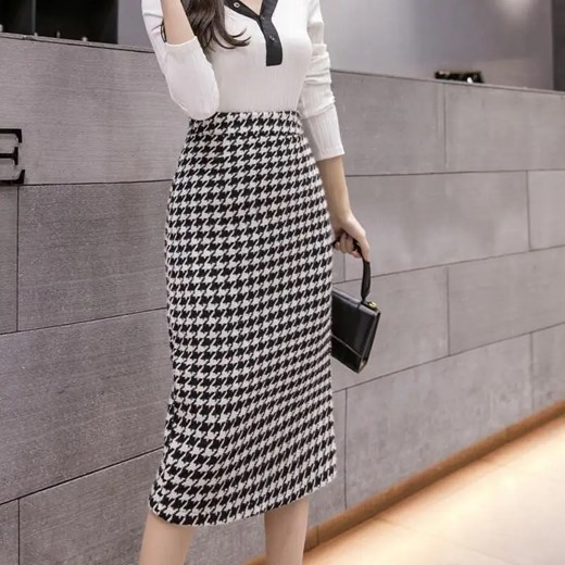 Ołówkowa spódnica midi w pepitkę - Czarny S ze sklepu Intimica.pl w kategorii Spódnice - zdjęcie 186421392